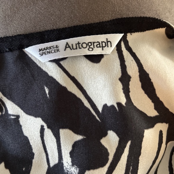Marks & Spencer AUTOGRAPH Black and White Abstract Blouse. Size 4. EUC - Picture 4 of 7